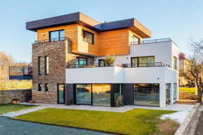 Pinot Noir Apartments & Wine Bar